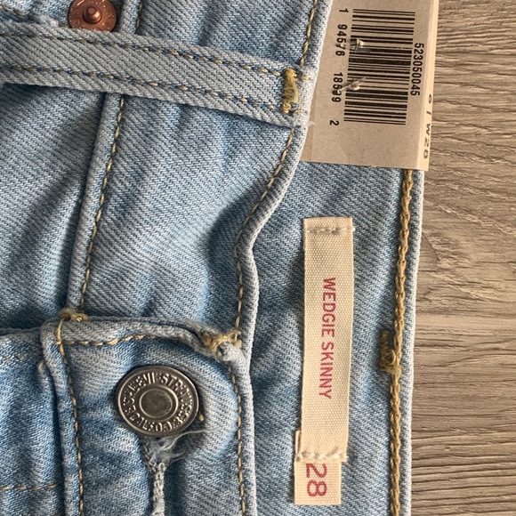 Levi’s Wedgie Fit Skinny Sz 28/6 “Shimmer Opal” Light Wash Jeans - Picture 4 of 8